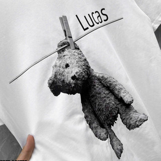 Áo Phông Cổ Tròn Nam Nữ Đẹp Phối Họa Tiết Gấu Treo Lucas Sành Điệu,Chất Liệu Cotton Mềm Mịn Thấm Hút Mồ Hôi Cực Tốt