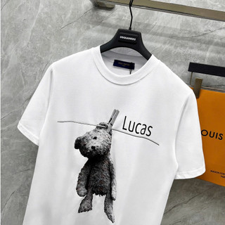 Áo Phông Cổ Tròn Nam Nữ Đẹp Phối Họa Tiết Gấu Treo Lucas Sành Điệu,Chất Liệu Cotton Mềm Mịn Thấm Hút Mồ Hôi Cực Tốt
