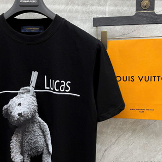 Áo Phông Cổ Tròn Nam Nữ Đẹp Phối Họa Tiết Gấu Treo Lucas Sành Điệu,Chất Liệu Cotton Mềm Mịn Thấm Hút Mồ Hôi Cực Tốt