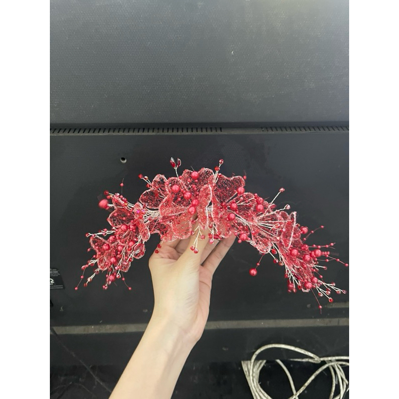 Cài tóc cô dâu xinh hai màu đỏ và trắng cho các nàng dâu
