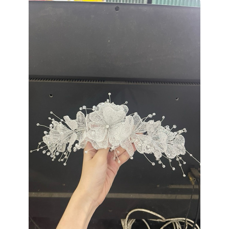 Cài tóc cô dâu xinh hai màu đỏ và trắng cho các nàng dâu