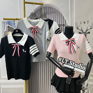 Áo polo cổ bẻ xoắn thừng hoạ tiết Thom sọc tay, tặng kèm nơ đính ngọc freesize 535