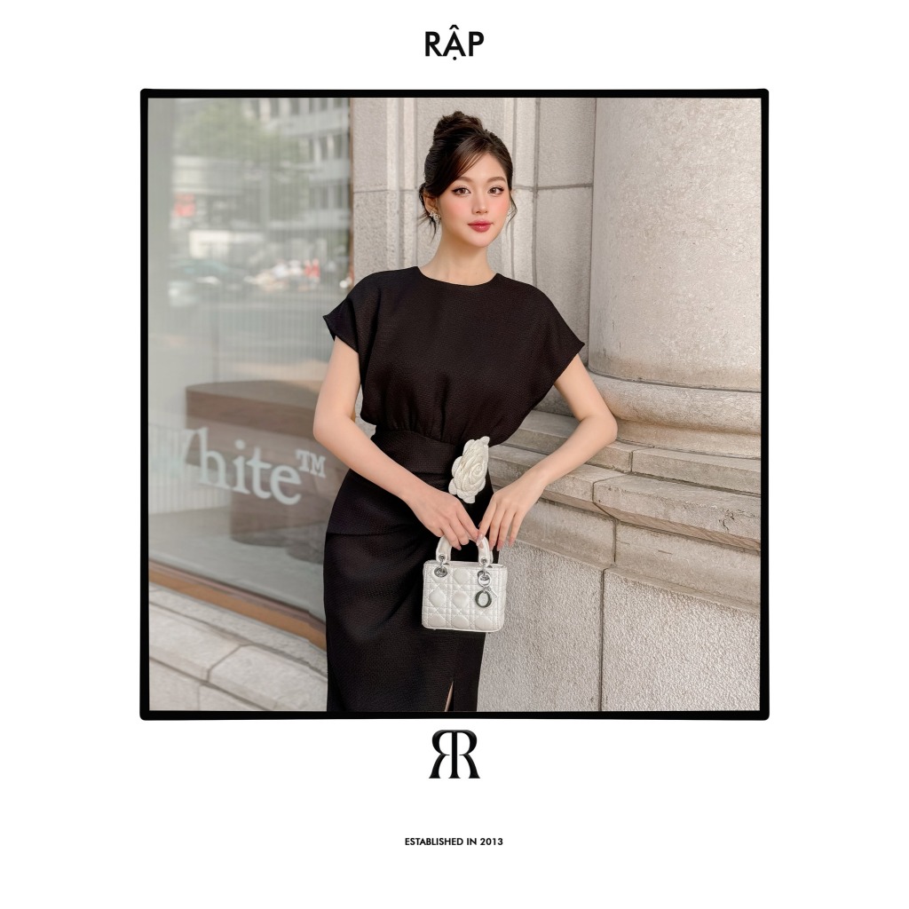Ảnh RẬP - Đầm Đen Cổ Tròn Tay Lỡ Cài Hoa Eo Nhún Thân Xẻ - XMAS 03 2