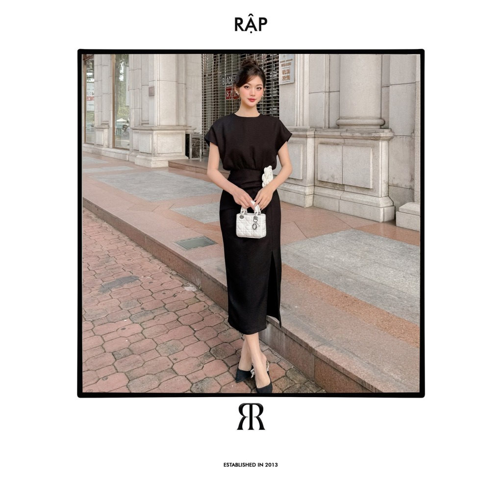 Ảnh RẬP - Đầm Đen Cổ Tròn Tay Lỡ Cài Hoa Eo Nhún Thân Xẻ - XMAS 03 1