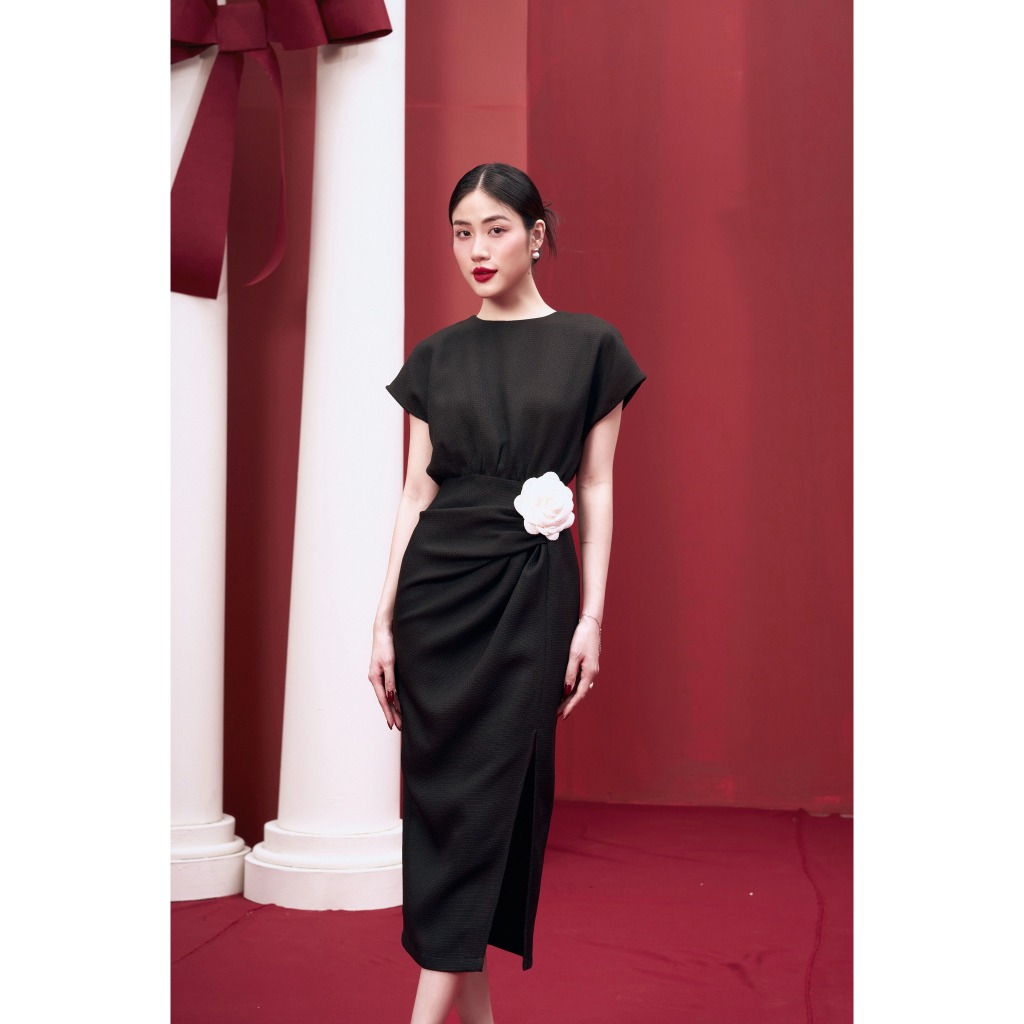 Ảnh RẬP - Đầm Đen Cổ Tròn Tay Lỡ Cài Hoa Eo Nhún Thân Xẻ - XMAS 03 4
