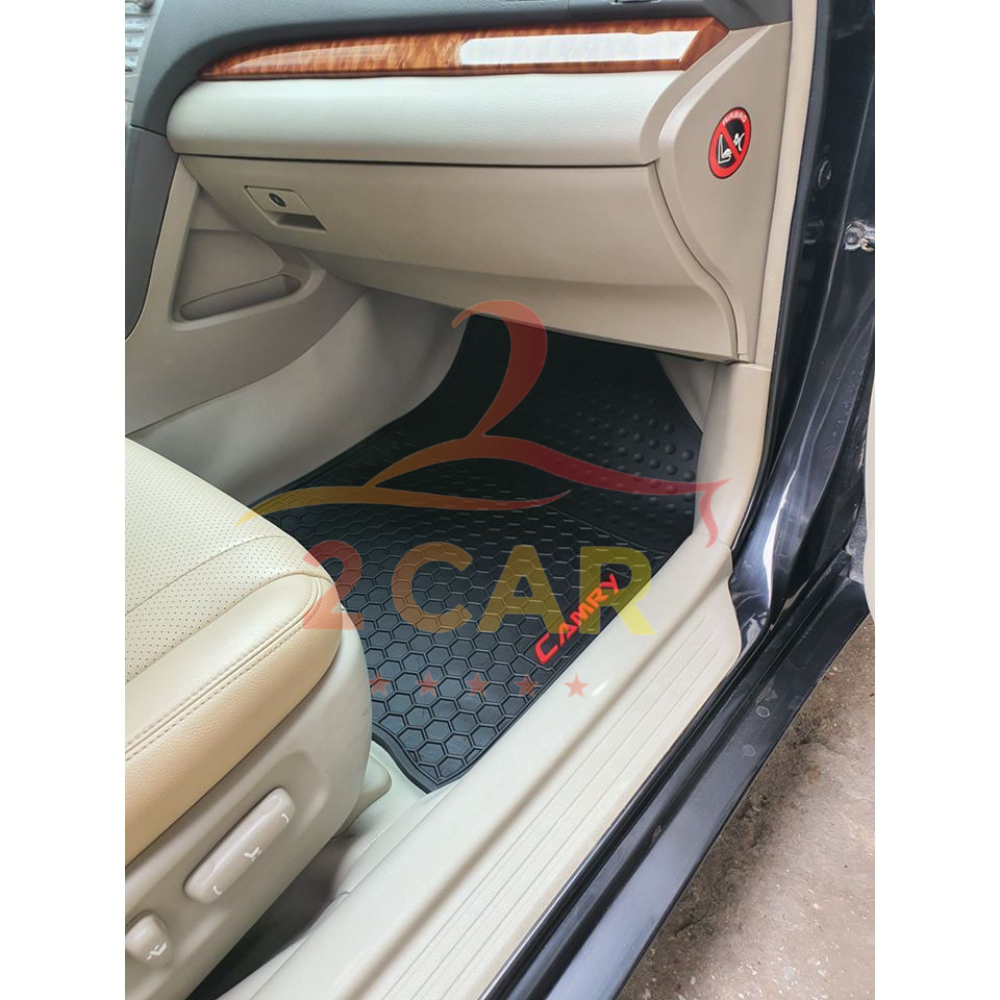 Thảm LÓT SÀN CAO SU xe Toyota Camry, lót sàn xe Camry 2007- 2020, 2021, 2022, 2023, 2024 không mùi - MẪU TỔ ONG CHỮ ĐỎ
