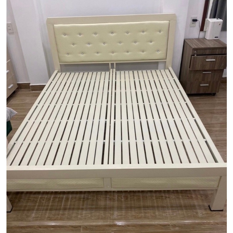 Giường sắt đơn giản màu trắng kem 1m6 x dài 2m.
