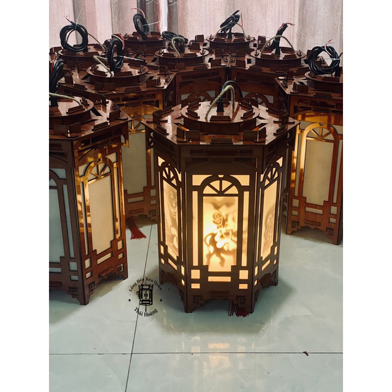 Đèn Kéo Quân gỗ cao 38cm sài điện( Hình quay Tranh Đông Hồ) | BigBuy360 - bigbuy360.vn