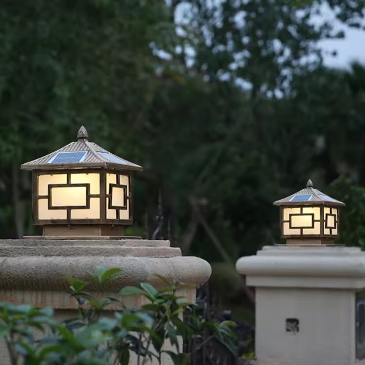Đèn trụ cổng, đèn sân vườn cỡ 250mm kết hợp điện lưới,đèn trụ cổng năng lượng chất liệu hợp kim nhôm.
