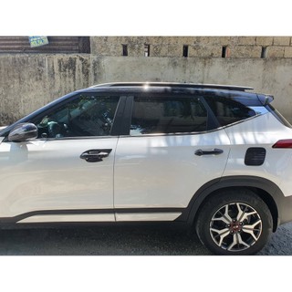 Ốp năp bình xăng xe Kia Seltos đời 2018 đến 2025 nhựa ABS vân carbon cao cấp, sáng bóng