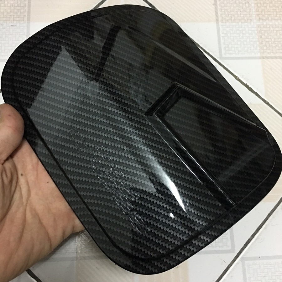 Ốp nắp bình xăng xe Toyota Corolla Cross 2018-2025 nhựa ABS Vân Carbon cao cấp, sáng bóng