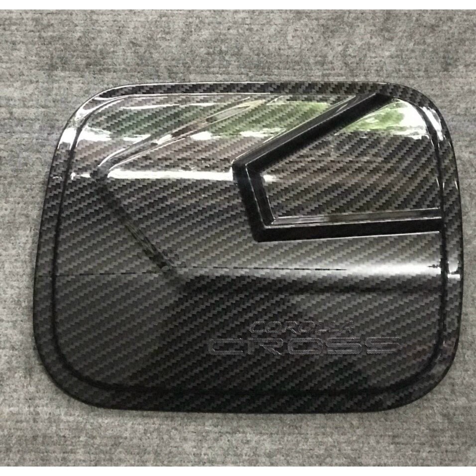 Ốp nắp bình xăng xe Toyota Corolla Cross 2018-2025 nhựa ABS Vân Carbon cao cấp, sáng bóng