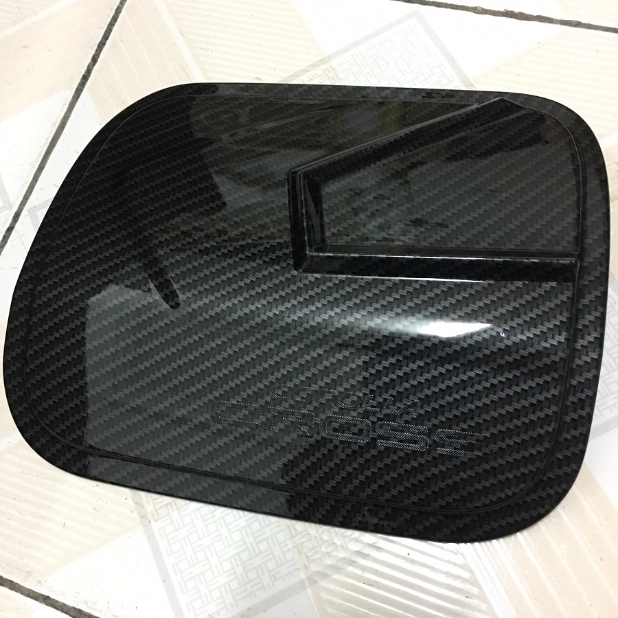 Ốp nắp bình xăng xe Toyota Corolla Cross 2018-2025 nhựa ABS Vân Carbon cao cấp, sáng bóng