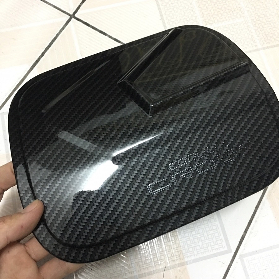 Ốp nắp bình xăng xe Toyota Corolla Cross 2018-2025 nhựa ABS Vân Carbon cao cấp, sáng bóng
