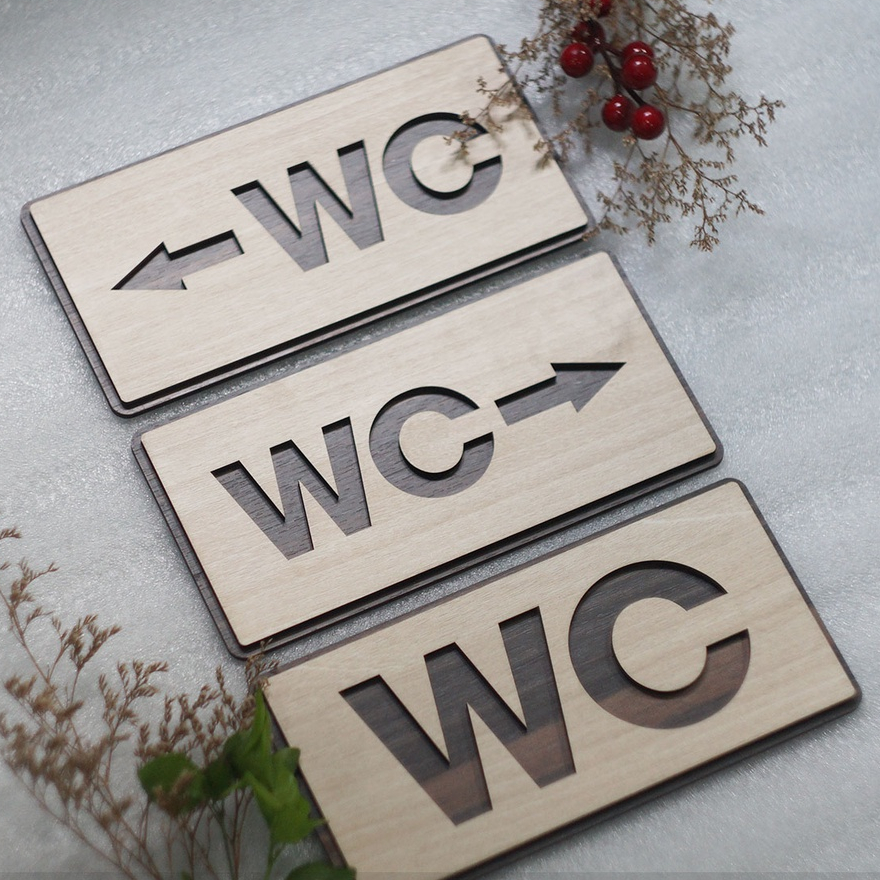 Bảng gỗ WC dán tường có mũi tên chỉ hướng nhà vệ sinh LEVU-TL06