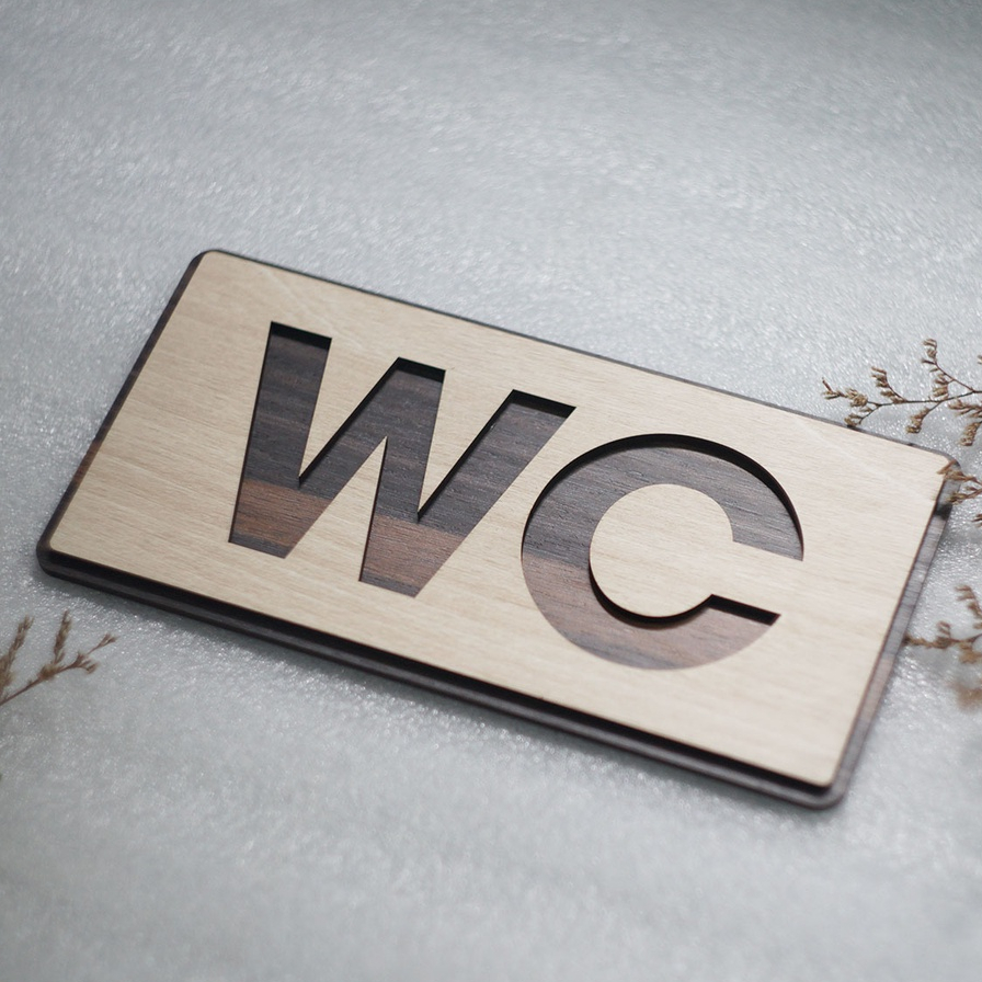 Bảng gỗ WC dán tường có mũi tên chỉ hướng nhà vệ sinh LEVU-TL06