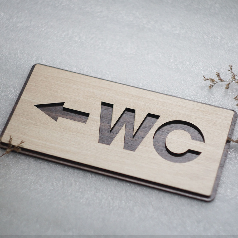 Bảng gỗ WC dán tường có mũi tên chỉ hướng nhà vệ sinh LEVU-TL06