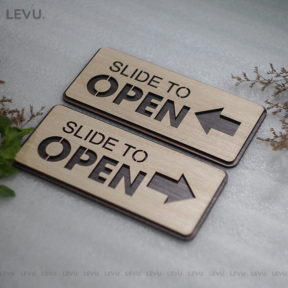 Bảng gỗ dán cửa slide to open có mũi tên chỉ hướng trái phải LEVU