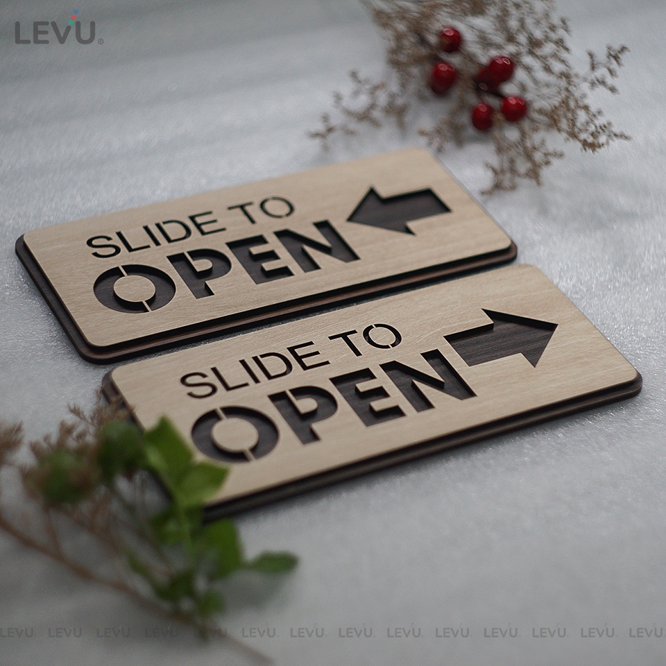 Bảng gỗ dán cửa slide to open có mũi tên chỉ hướng trái phải LEVU