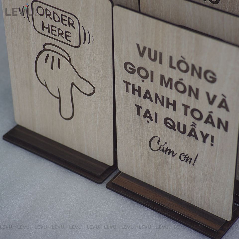 Bảng gỗ để bàn Order here 2 mặt vui lòng gọi món tại quầy khắc laser có chân đế LEVU-BG20