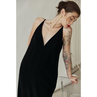 Đầm linen Hightower Dress cổ V khoét sâu gợi cảm dáng suông phong cách thanh lịch, sang trọng, tinh tế - REN STUDIO