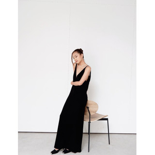 Đầm linen Hightower Dress cổ V khoét sâu gợi cảm dáng suông phong cách thanh lịch, sang trọng, tinh tế - REN STUDIO
