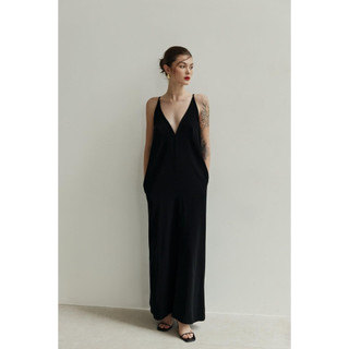 Đầm linen Hightower Dress cổ V khoét sâu gợi cảm dáng suông phong cách thanh lịch, sang trọng, tinh tế - REN STUDIO