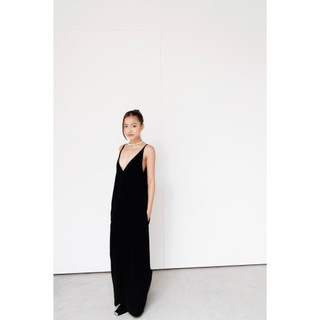 Đầm linen Hightower Dress cổ V khoét sâu gợi cảm dáng suông phong cách thanh lịch, sang trọng, tinh tế - REN STUDIO