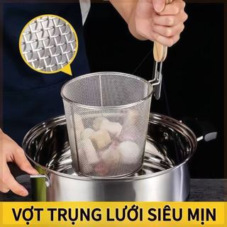 Vợt trụng hủ tiếu mì, phở inox có quai treo trên thành nồi và tay cầm gỗ cách nhiệt vợt vớt đồ chiên vợt inox nhà bếp