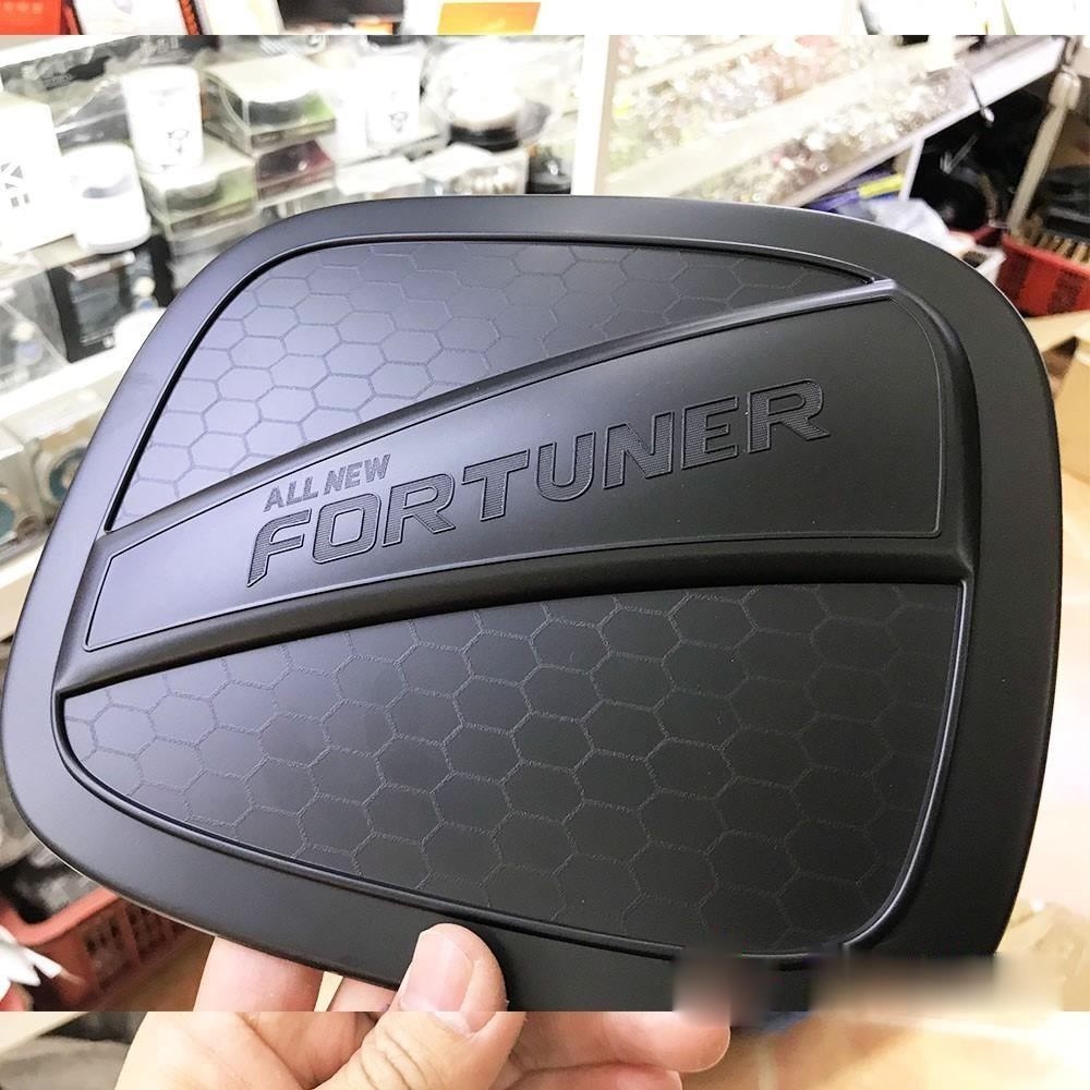 Ốp nắp bình xăng xe Toyota Fortuner 2017, 2018, 2019, 2020, 2021, 2022, 2023, 2024, 2025 nhựa ABS đen nhám cao cấp