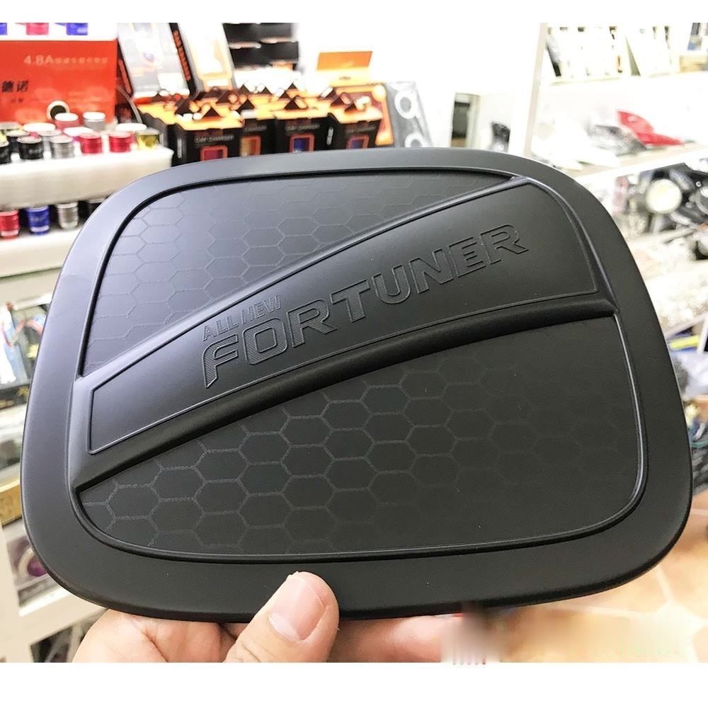 Ốp nắp bình xăng xe Toyota Fortuner 2017, 2018, 2019, 2020, 2021, 2022, 2023, 2024, 2025 nhựa ABS đen nhám cao cấp