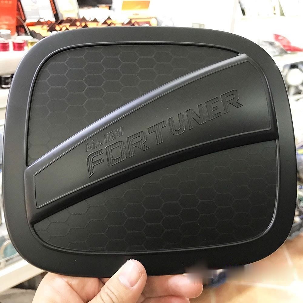 Ốp nắp bình xăng xe Toyota Fortuner 2017, 2018, 2019, 2020, 2021, 2022, 2023, 2024, 2025 nhựa ABS đen nhám cao cấp