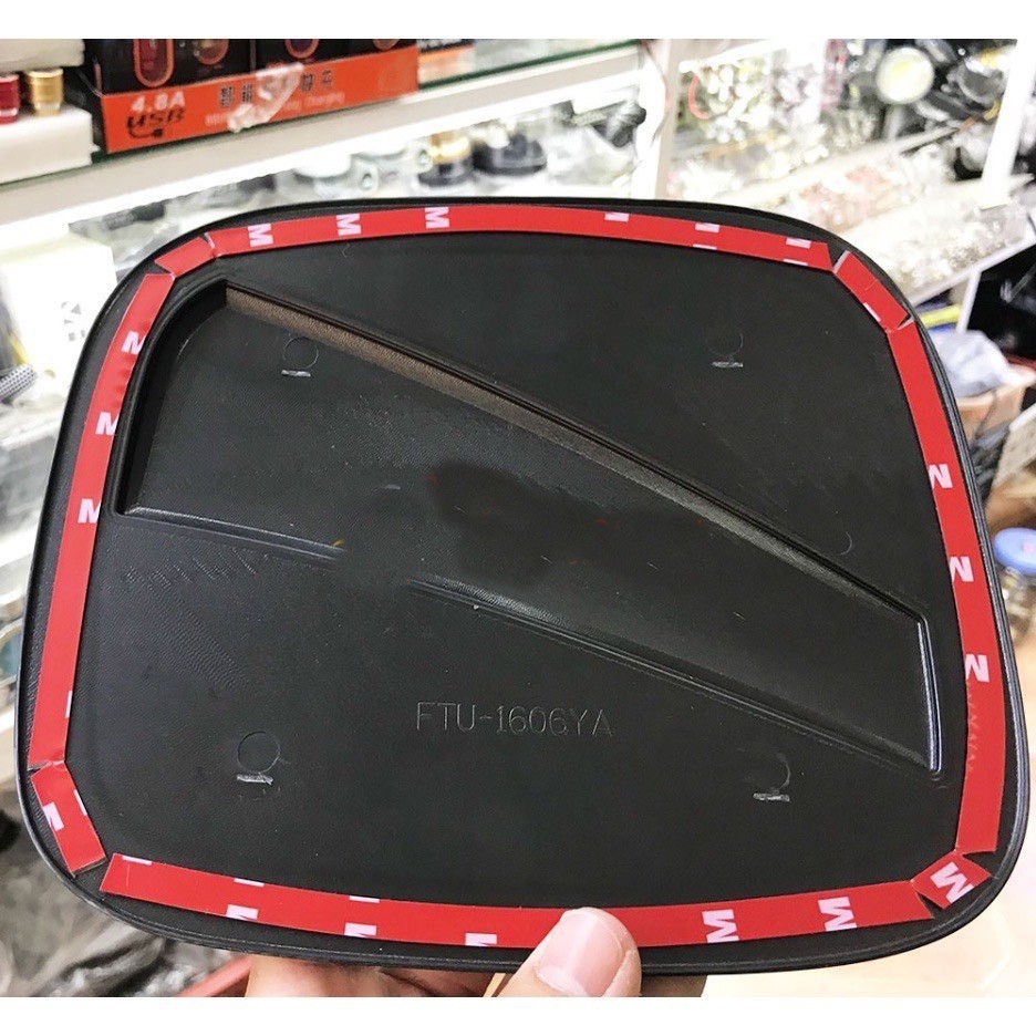 Ốp nắp bình xăng xe Toyota Fortuner 2017, 2018, 2019, 2020, 2021, 2022, 2023, 2024, 2025 nhựa ABS đen nhám cao cấp