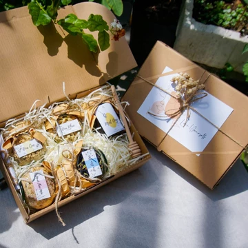 Set quà trà thảo mộc Love Yourself (trà hoa cúc,trà hoa đậu biếc, trà hoa nhài, mật ong, muối ngâm chân) giúp thư giãn