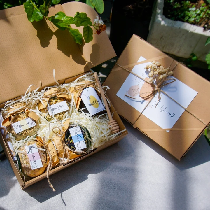 Set quà trà thảo mộc Love Yourself (trà hoa cúc,trà hoa đậu biếc, trà hoa nhài, mật ong, muối ngâm chân) giúp thư giãn