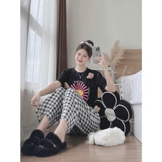 Set Bộ Đồ Nữ Áo Phông In Gấu Giữa Vòng Tròn Tia Đỏ Mix Quần Kẻ Thô Cạp Chun Kèm 3 Gấu Gắn Nổi Freesize