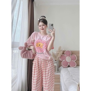Set Bộ Đồ Nữ Áo Phông In Gấu Giữa Vòng Tròn Tia Đỏ Mix Quần Kẻ Thô Cạp Chun Kèm 3 Gấu Gắn Nổi Freesize