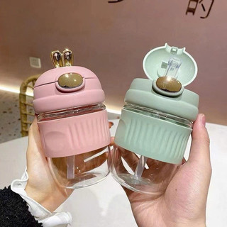 Bình thủy tinh Tai Thỏ dễ thương dung tích 400ml kèm nắp tai thỏ dễ thương và ống hút cho bé mang đi học