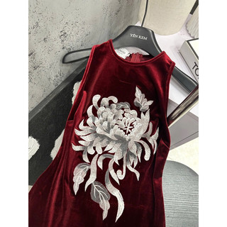Váy nhung the sát nách form quả lê thêu lá tone đỏ lạnh sang trọng