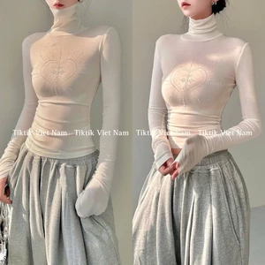 Áo thun dài tay cổ lọ màu trắng chất co giãn ôm body họa tiết hình trái tim đính đá dành cho nữ ATDT013- Tiktik