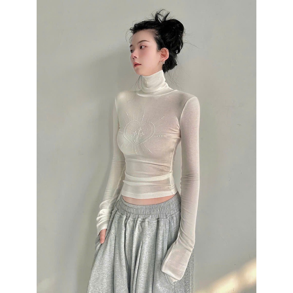 (sẵn) Áo thun dài tay cổ lọ màu trắng chất co giãn ôm body họa tiết hình trái tim đính đá dành cho nữ ATDT013- Tiktik