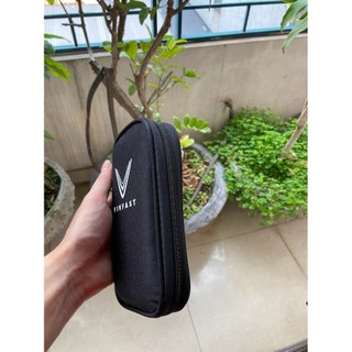 Túi đựng giấy tờ xe và phụ kiện Vinfast chống thấm nước, nhiều ngăn, có khóa kéo và dây đeo tay. Waterproof IT bag