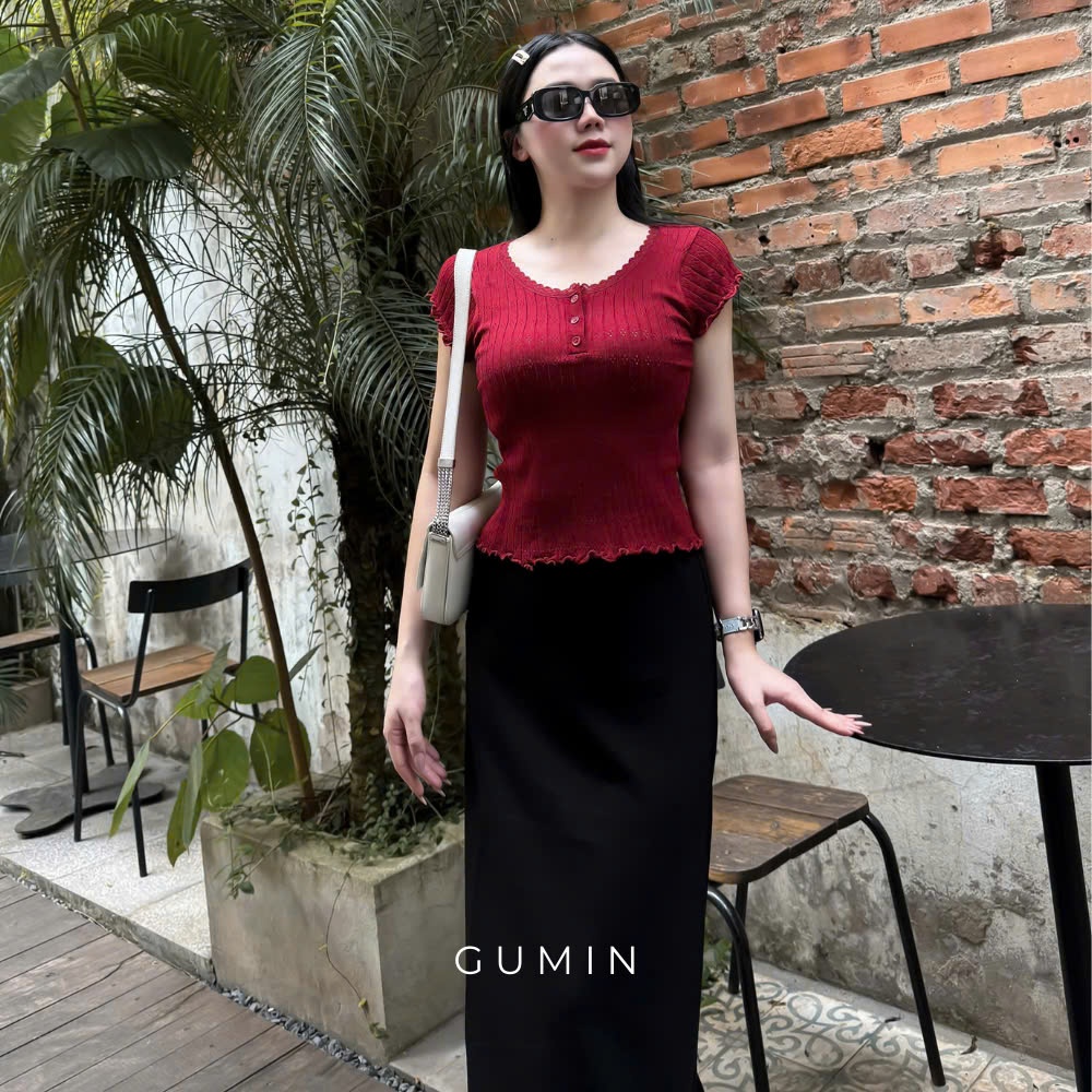 Set bộ áo váy GUMIN thiết kế áo len đỏ cộc tay cổ phối viền và chân váy dáng dài xẻ sau sang trọng cao cấp