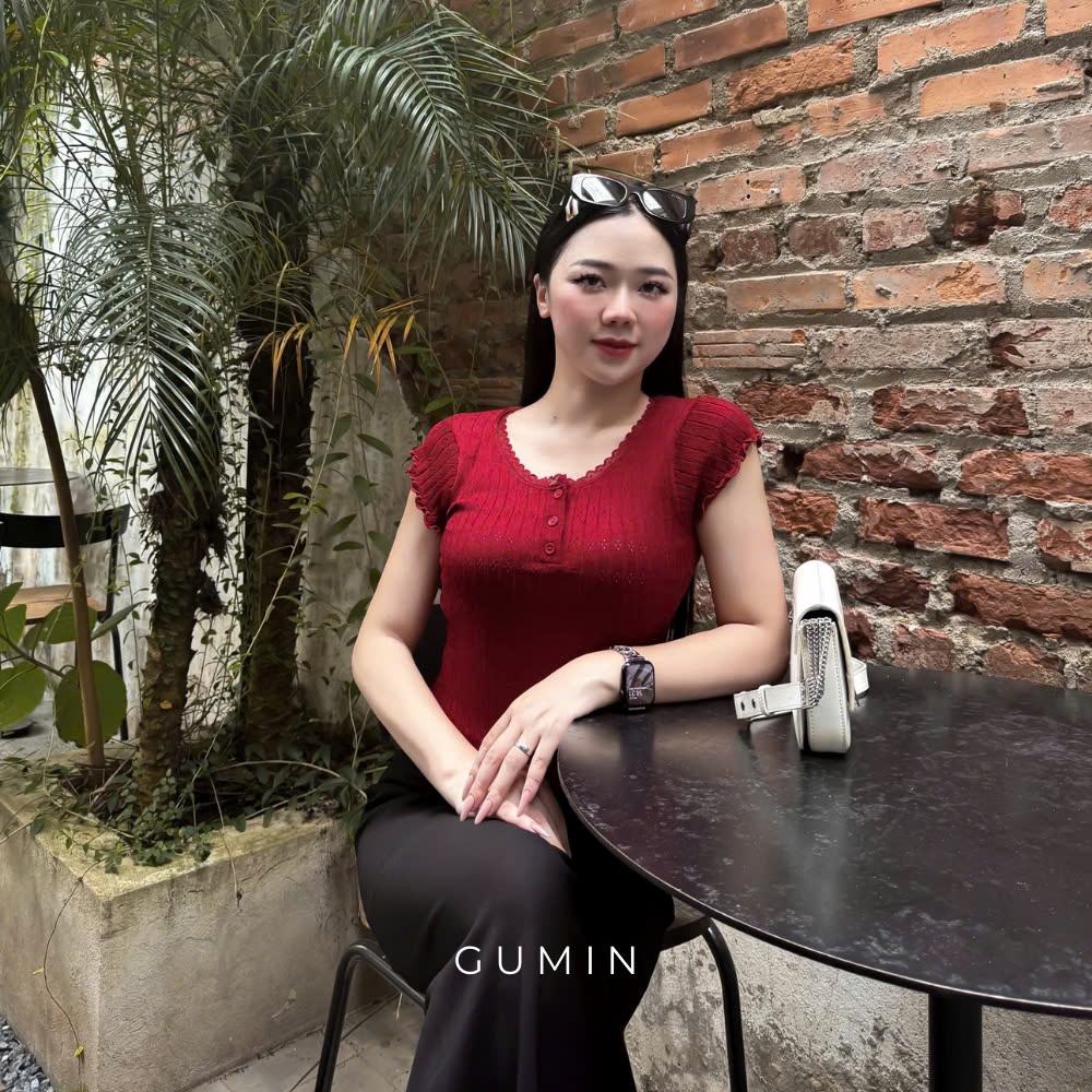 Set bộ áo váy GUMIN thiết kế áo len đỏ cộc tay cổ phối viền và chân váy dáng dài xẻ sau sang trọng cao cấp