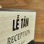Bảng gỗ để bàn "Lễ tân - Reception " có chân đế lắp ráp linh hoạt decor bàn lễ tân thiết kế theo chức danh yêu cầu