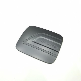 Ốp nắp bình xăng xe Suzuki Ertiga 2018, 2019, 2020, 2021, 2022, 2023, 2024, 2025 nhựa ABS đen nhám cao cấp