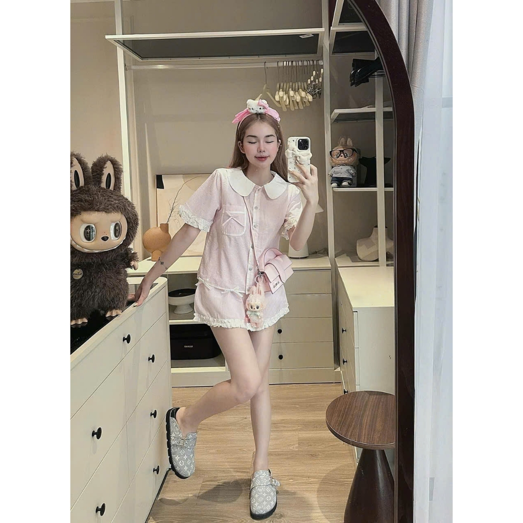 Set Bộ Nữ Kẻ Tăm Hồng Áo Sơ Mi Cổ Sen Trắng Quần Short Bèo, Sét Đồ Bộ Đùi Đi Chơi Cafe Tiểu Thư - CHAMIE STUDIO