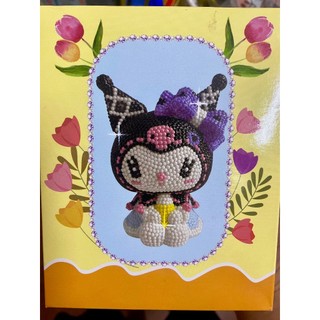 Tượng đính đá hình Sanrio, kuromi, gấu dâu, doremon đầy đủ phụ kiện, có lỗ để nhét xiền tiếp kiệm