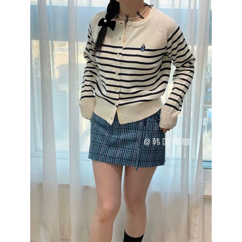 ÁO LEN THÊU GẤU W.H.O THAN, TRẮNG,KẺ CARDIGAN  hót nhất 2024