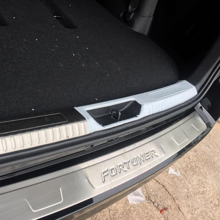 Ốp chống trầy cốp trong, ngoài xe Toyota Fortuner 2017- 2024, 2025 chất liệu Inox cao cấp